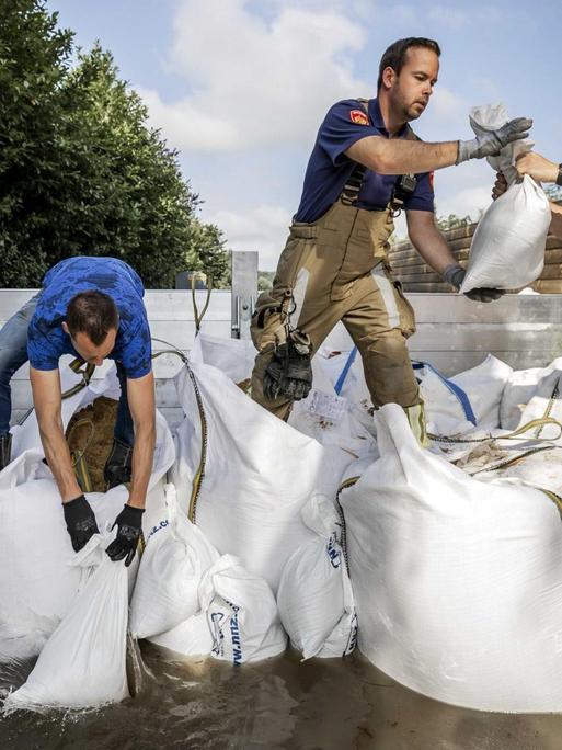 2021-07-17 09:32:44 ARCEN - Sandsäcke werden im evakuierten Arcen platziert. Die starken Regenfälle und Überschwemmungen in Nord-Limburg haben viel Schaden angerichtet. REMKO DE WAAL