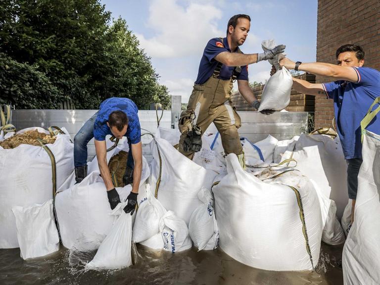 2021-07-17 09:32:44 ARCEN - Sandsäcke werden im evakuierten Arcen platziert. Die starken Regenfälle und Überschwemmungen in Nord-Limburg haben viel Schaden angerichtet. REMKO DE WAAL