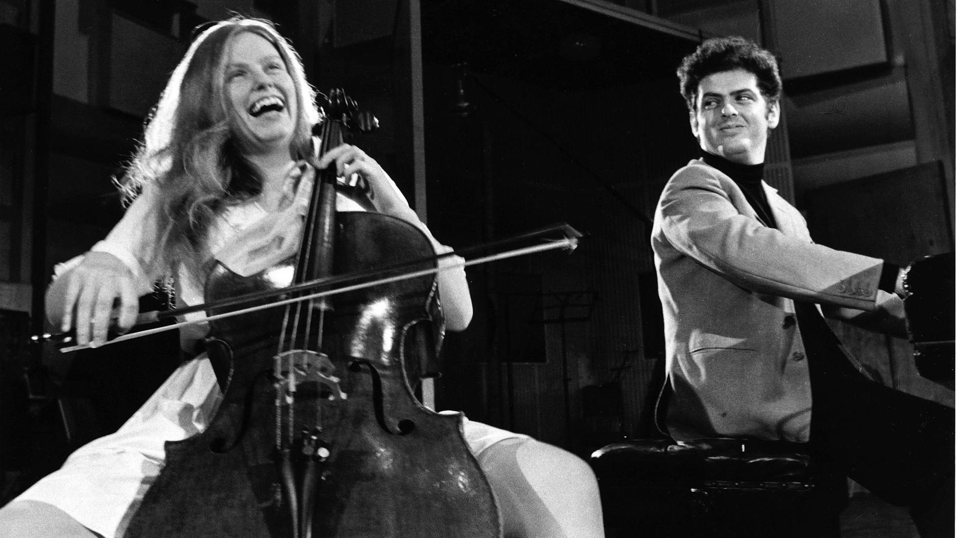 Die Cellistin Jacqueline du Pré und der Pianist Daniel Barenboim beim gemeinsamen Spiel von Kammermusik