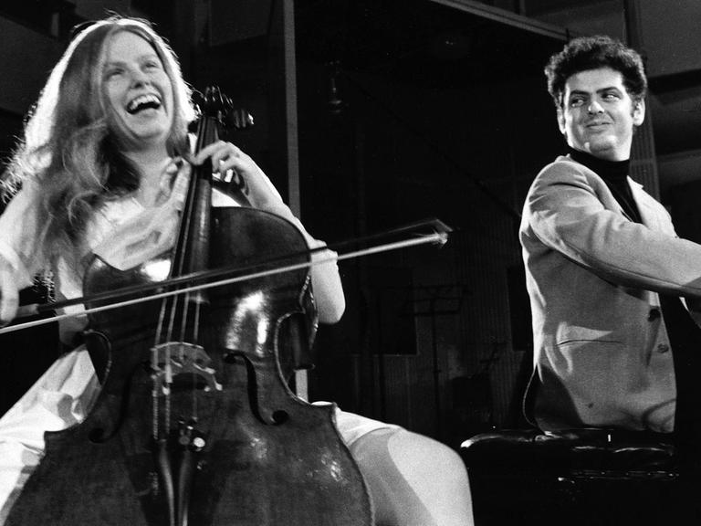 Die Cellistin Jacqueline du Pré und der Pianist Daniel Barenboim beim gemeinsamen Spiel von Kammermusik