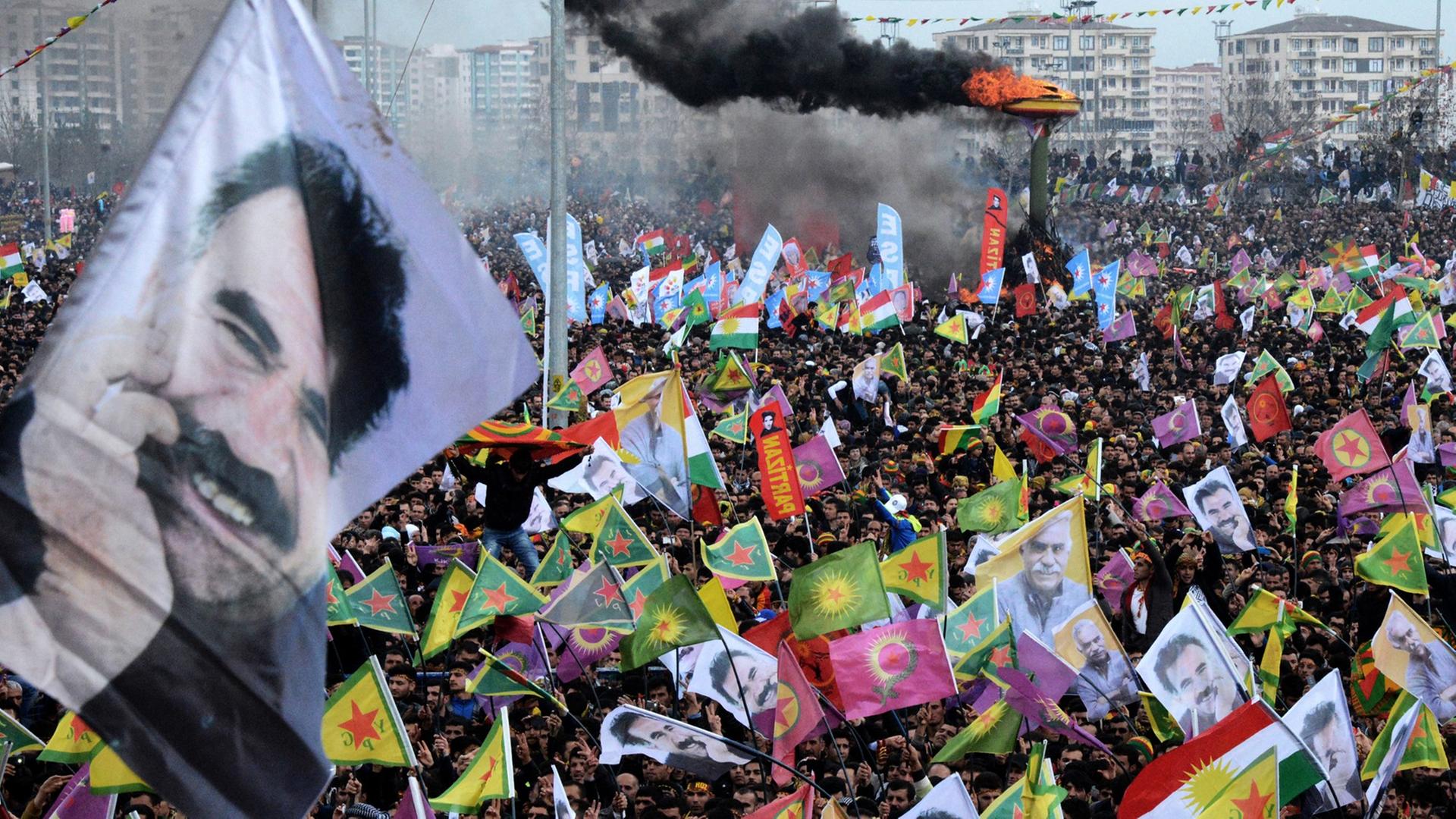 Hundert-Tausende Kurden feiern in Diyarbakir das Neujahrs-Fest Newroz. 