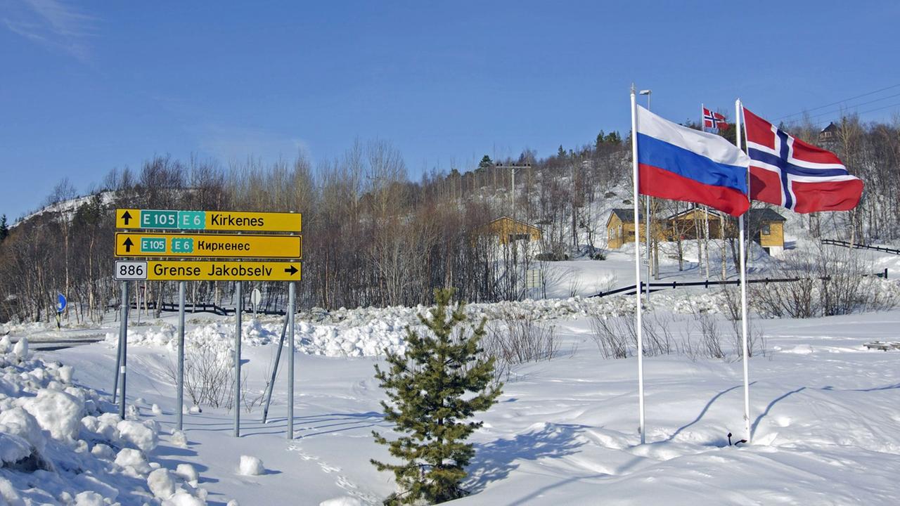 An der norwegisch-russischen Grenze bei Jakobselv/Kirkenes wehen die norwegische und die russische Fahne.