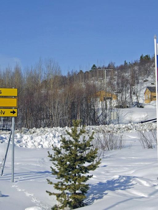 An der norwegisch-russischen Grenze bei Jakobselv/Kirkenes wehen die norwegische und die russische Fahne.