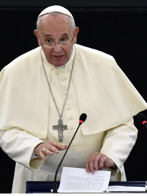 Papst Franziskus am Rednerpult