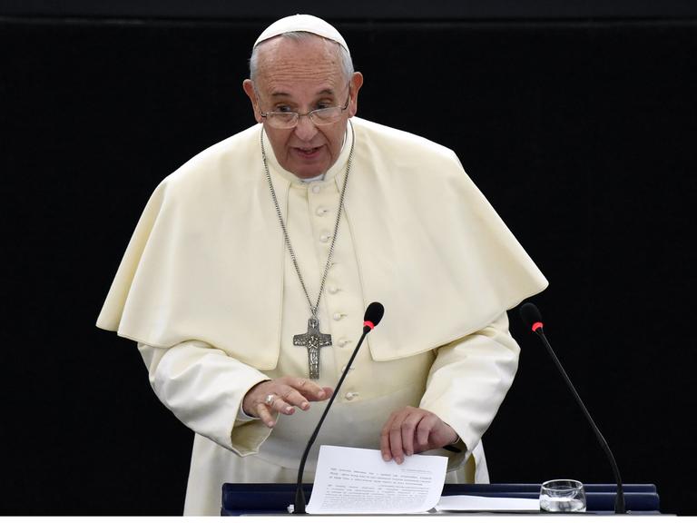 Papst Franziskus am Rednerpult