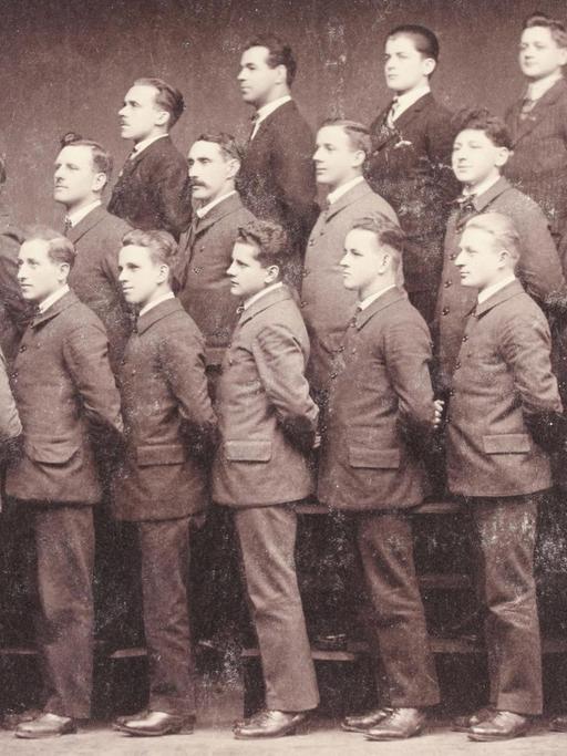 Das Foto zeigt einen Arbeiter-Männergesangsverein Mitte der 1920er-Jahre.