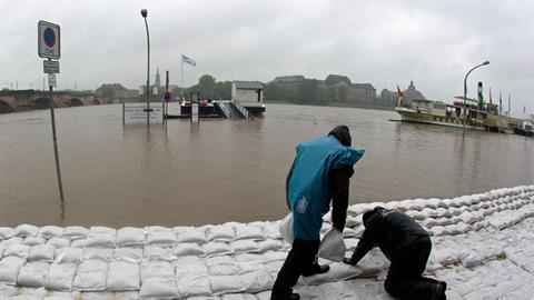 Mit Sandsäcken wird am 03.06.2013 am überfluteten Terrassenufer in Dresden (Sachsen) die Altstadt Dresdens geschützt