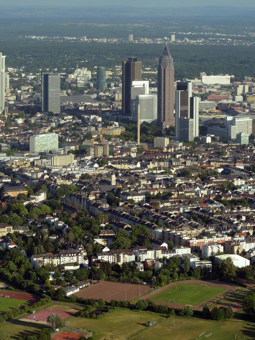 Luftaufnahme der Hochhäuser von Frankfurt am Main und dem Stadtteil Bockenheim.