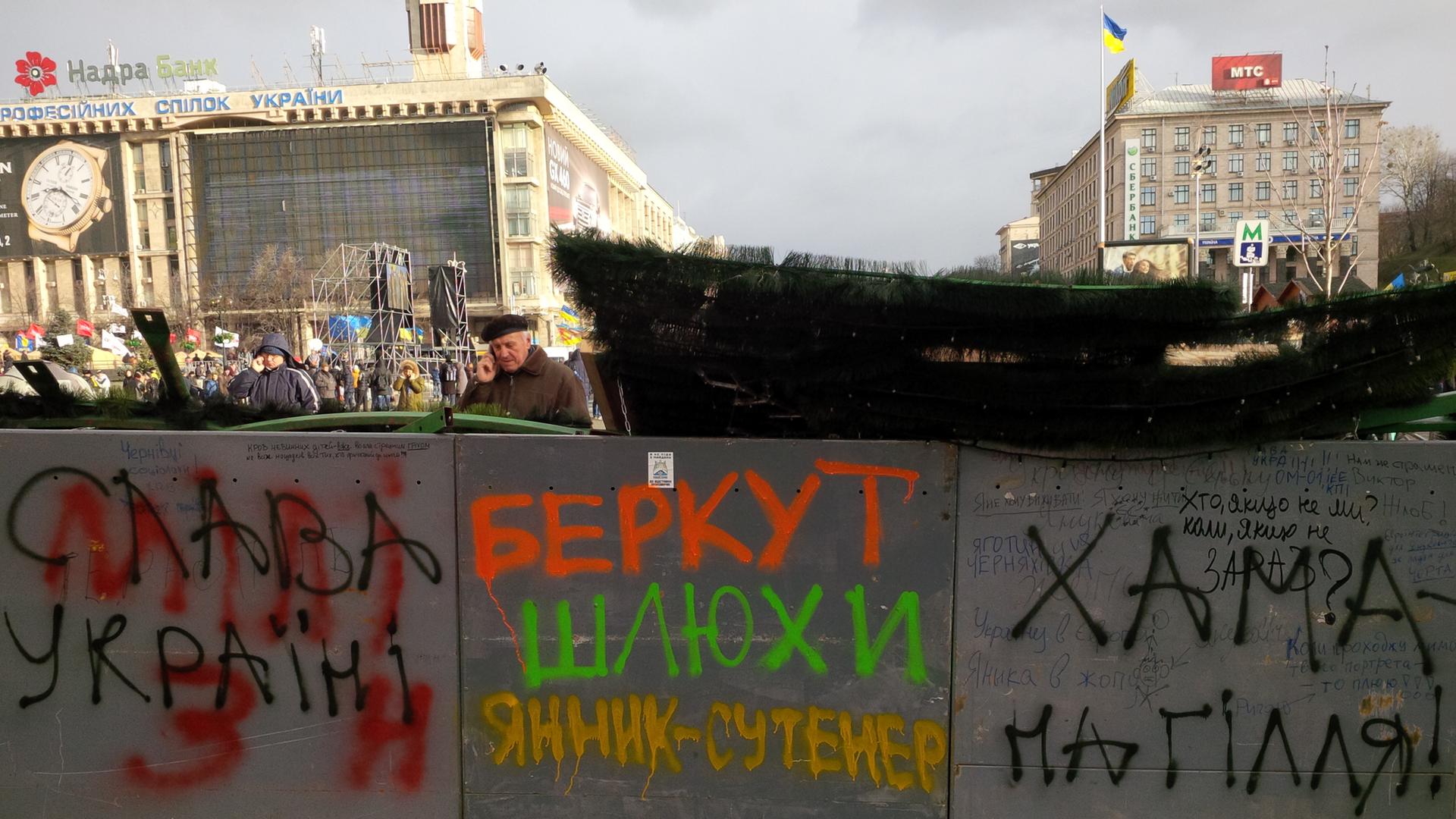 Mit bunten Graffitis besprühte Barrikaden blockieren den Chreschtschatyk, die zentrale Straße in der ukrainischen Hauptstadt Kiew.