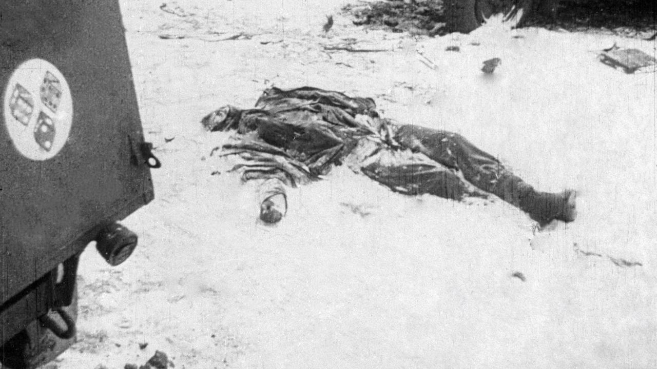 Die Leiche eines deutschen Soldaten liegt bei Stalingrad im Schnee - Foto vom 01.02.1943
