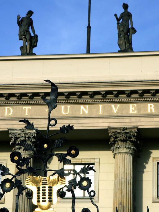 Außenansicht der Humboldt-Universität zu Berlin Unter den Linden