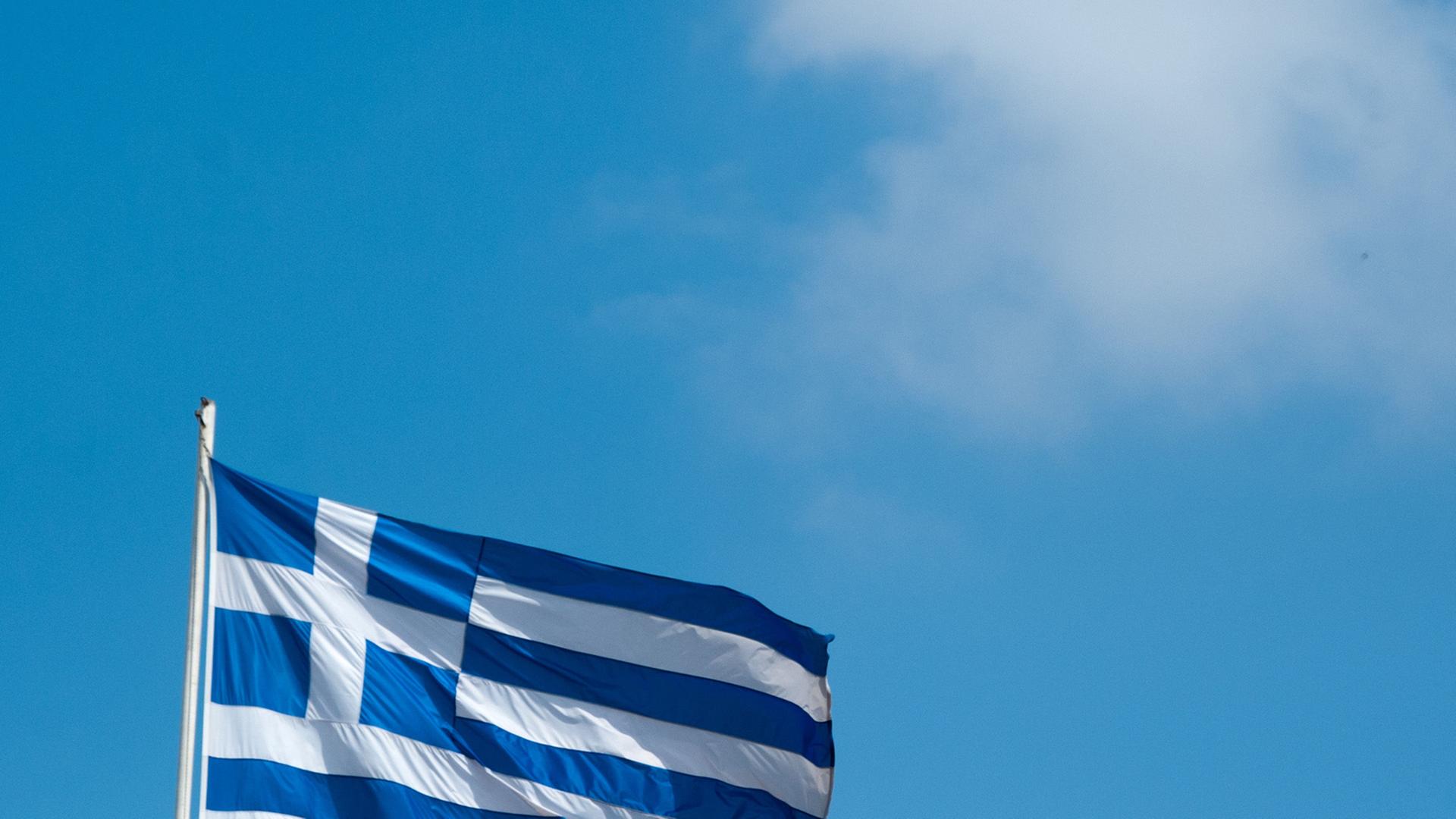 Die griechische Flagge weht im Wind.