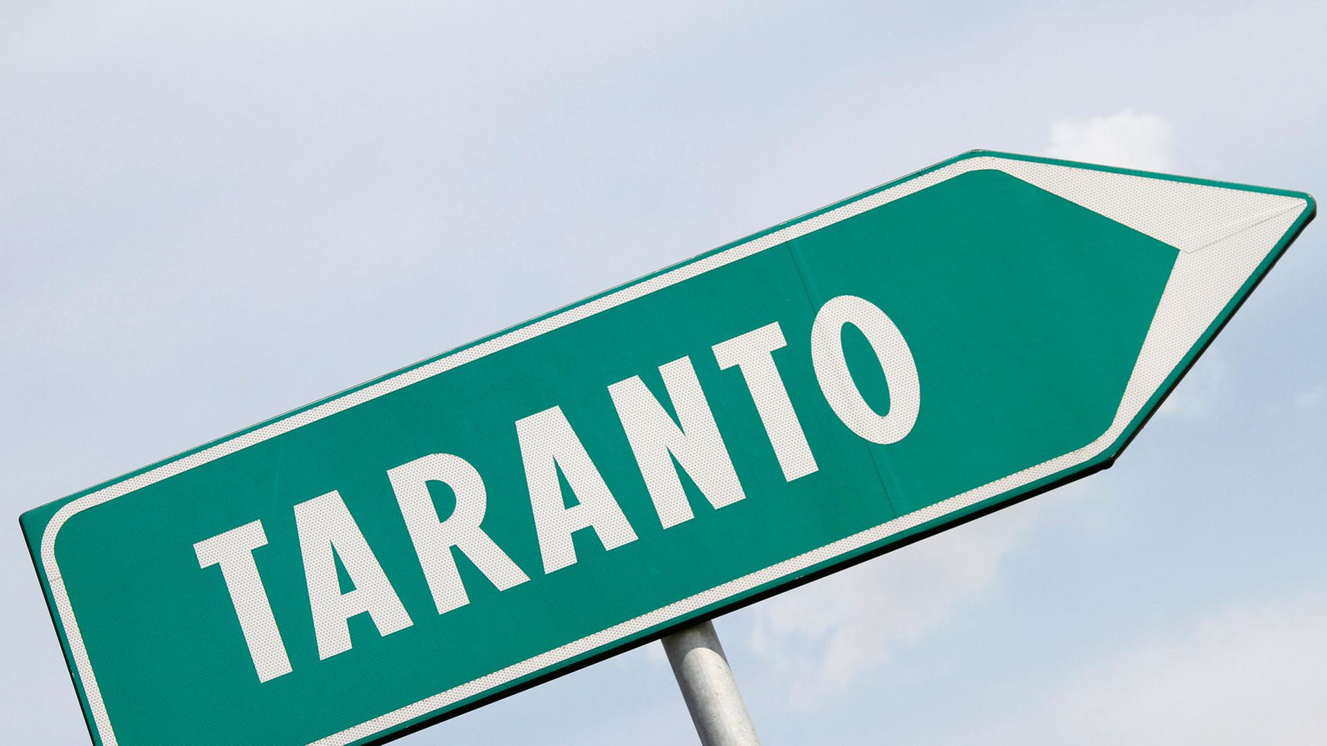 Ein Ortsschild mit der Aufschrift Taranto