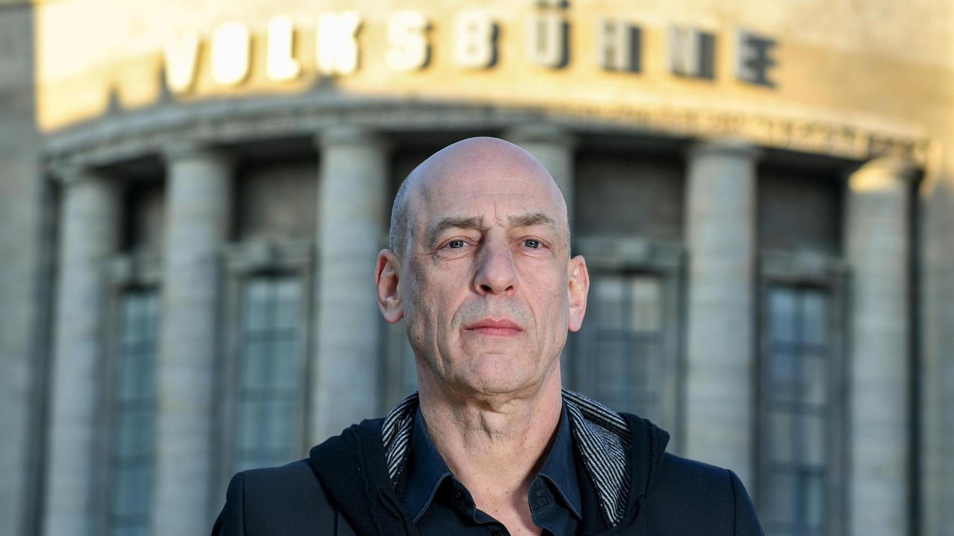 Klaus Dörr, Intendant der Volksbühne Berlin, stehtam 27.02.2019 vor dem Gebäude des Theaters am Rosa-Luxemburg-Platz in Berlin.