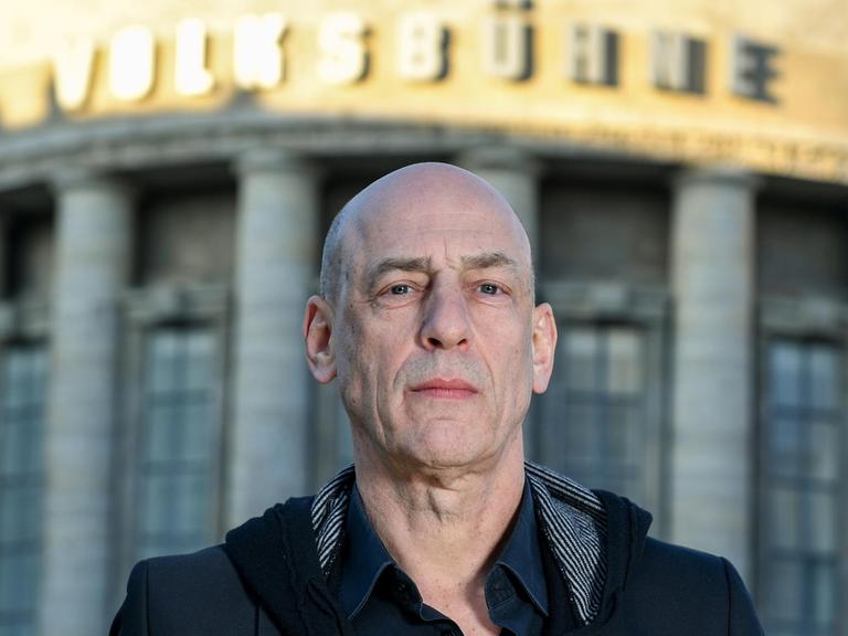 Klaus Dörr, Intendant der Volksbühne Berlin, stehtam 27.02.2019 vor dem Gebäude des Theaters am Rosa-Luxemburg-Platz in Berlin.