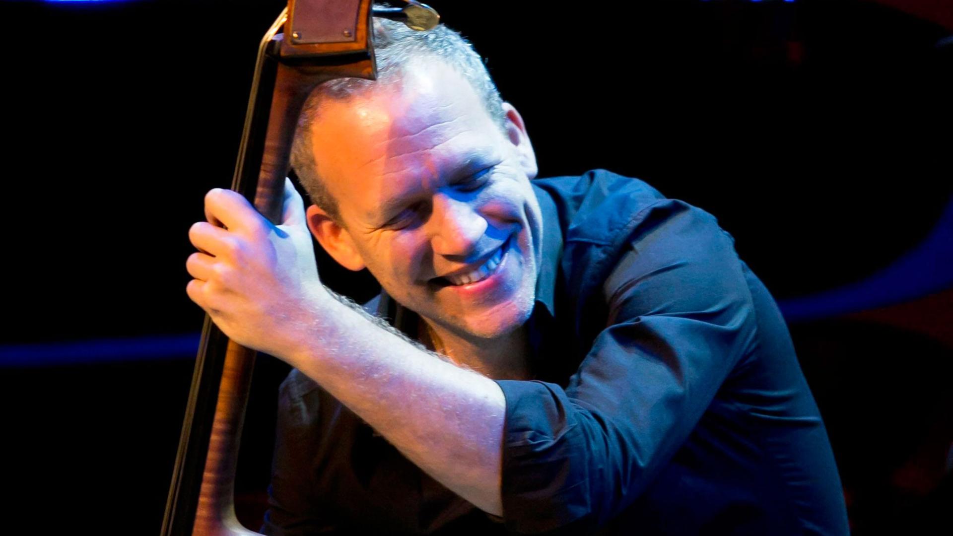 Der israelische Jazz-Musiker Avishai Cohen an seinem Instrument, dem Kontrabass.