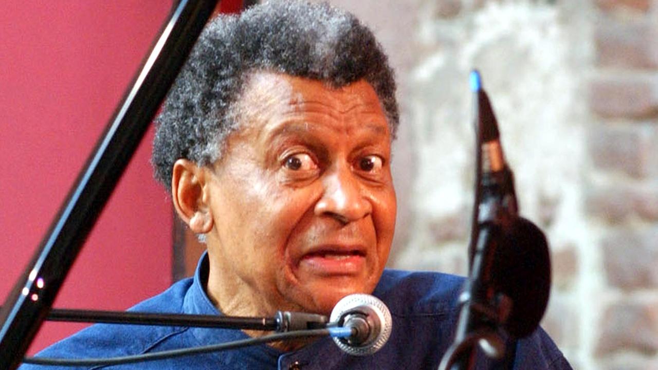 Der Jazz-Musiker Abdullah Ibrahim ist während eines Auftritts zu sehen.