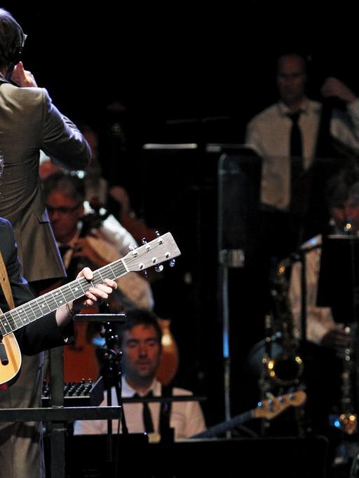 Der britische Soul- und Folksänger Jonathan Jeremiah bei einem Auftritt mit dem niederländischen Metropole Orkest in Amsterdam am 12. Oktober 2011