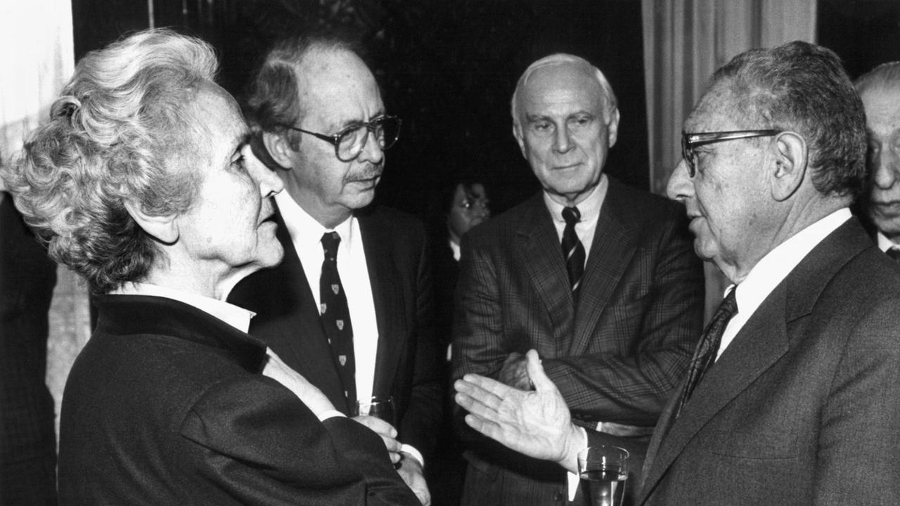 Lehndorffs Cousine, Marion Gräfin Dönhoff, wurde nach dem Krieg Herausgeberin der Wochenzeitung "Die Zeit". Hier 1989 mit Henry Kissinger (r), Vicco von Bülow (2. r.) und Ralf Dahrendorf (l) anlässlich ihres 80. Geburtstages in Hamburg.