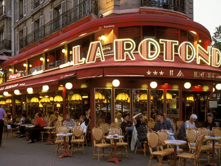 Besucher vor dem Café La Rotonde in Paris am Abend