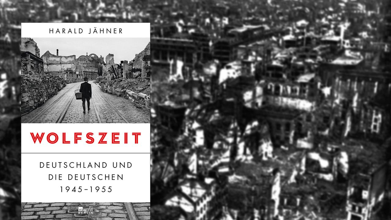 Im Vordergrund das Cover von Harald Jähners "Wolfszeit", im Hintergrund eine undatierte Aufnahme der im Zweiten Weltkrieg zerstörten Innenstadt von Köln
