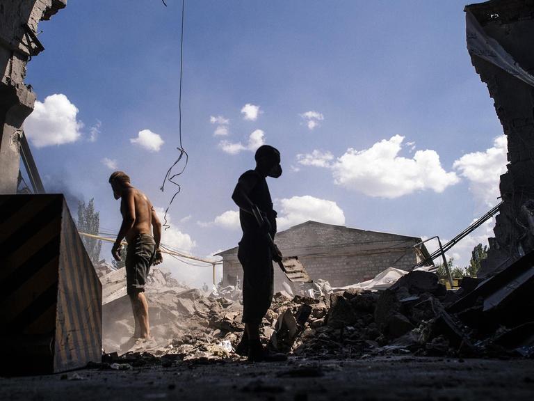 Aufräumarbeiten in der osturkainischen Stadt Donezk nach Luftangriffen. Wer die Attacke flog, blieb zunächst unklar.