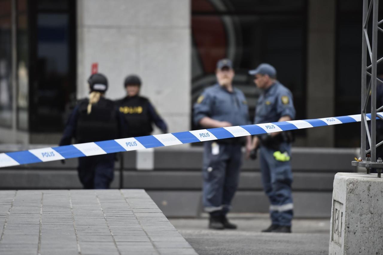 Polizisten nach dem Anschlag in Stockholm