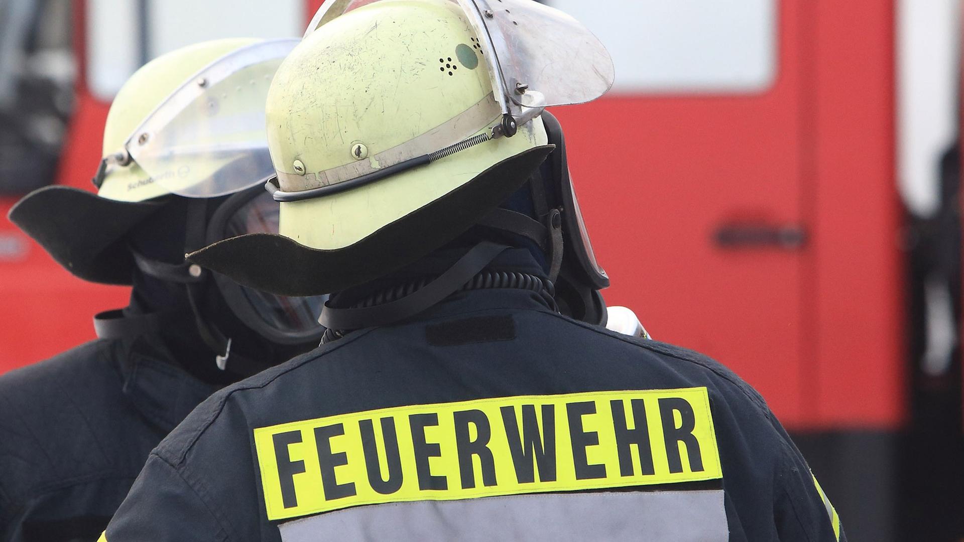 Einsatzkräfte der Feuerwehr beraten sich.