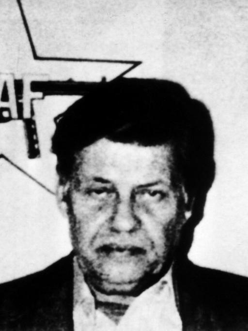 Arbeitgeberpräsident Hanns Martin Schleyer wurde am 05.09.1977 in Köln von RAF-Mitgliedern entführt, drei Polizisten und der Fahrer starben bei der Geiselnahme. Schleyer wurde am 19.10.1977 im Kofferraum eines Autos in der elsäßischen Stadt Mühlhausen ermordet aufgefunden.