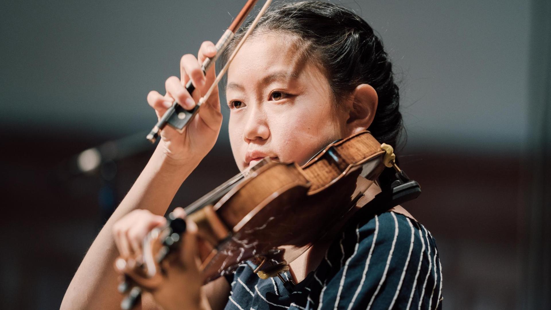 Die Geigerin Clara Shen spielt beim Preisträgerkonzert 2019 der Kronberg Academy.