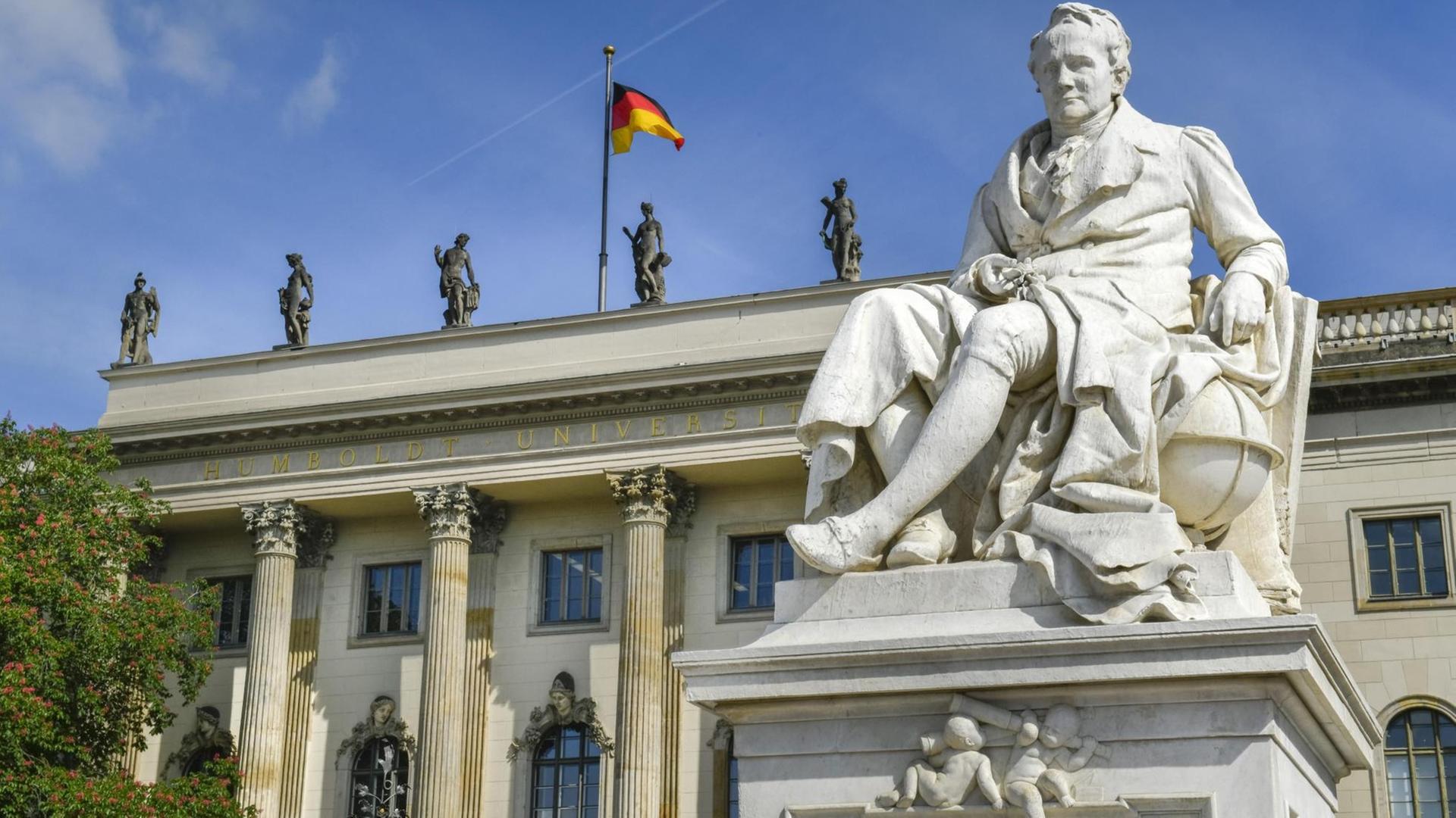 Statue von Alexander von Humboldt vor dem Hauptgebäude der Humboldt-Universität in Berlin