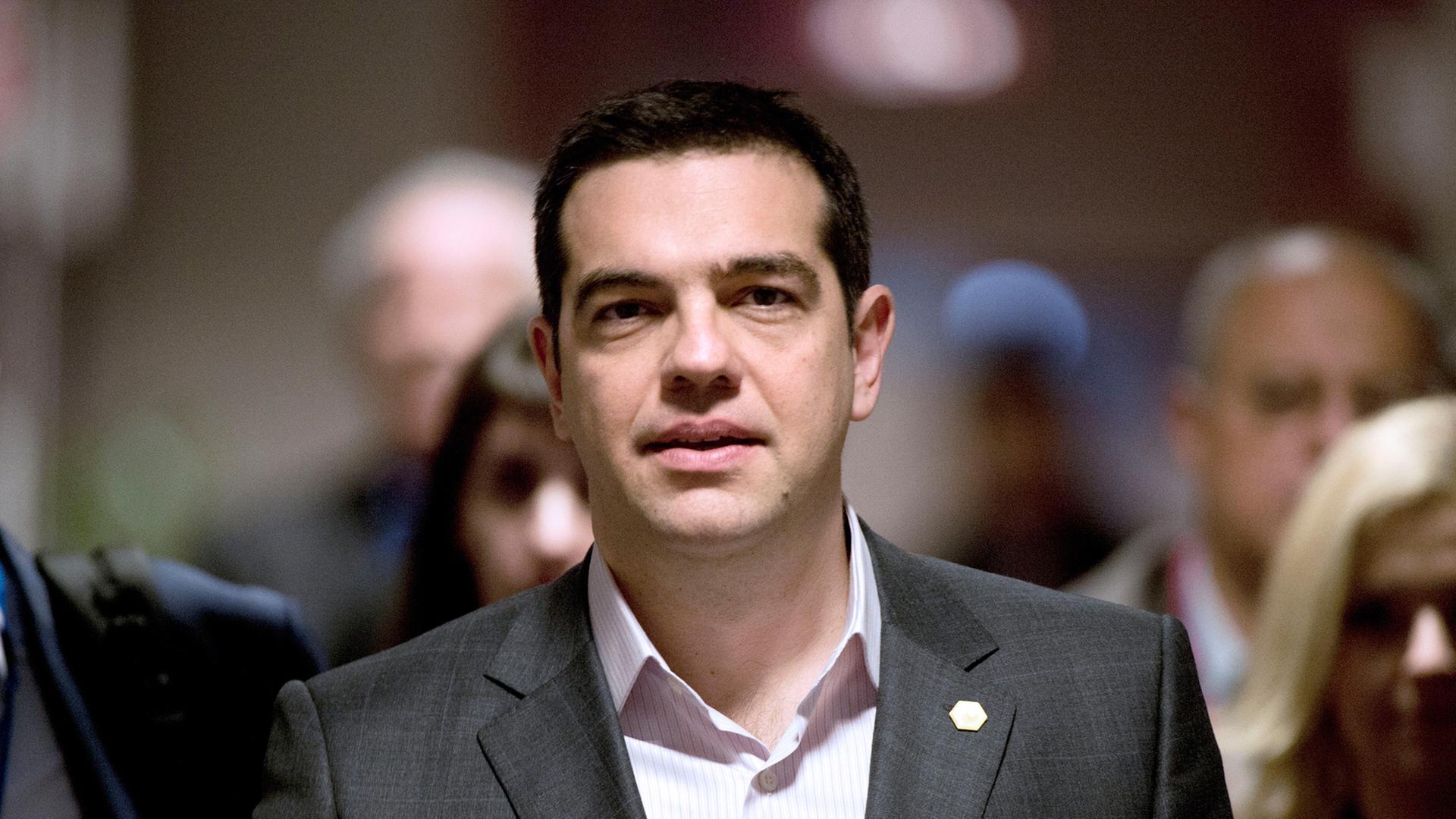 Der griechische Ministerpräsident Alexis Tsipras inmitten einer Gruppe von Menschen