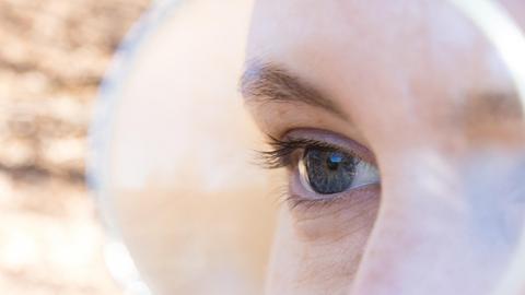 Das Auge einer jungen Frau, aufgenommen durch eine Lupe am 11.03.2017 in Hamburg.