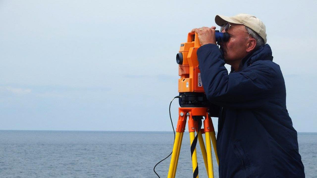 Meeresbiologe Boris Culik schaut durch ein Fernrohr