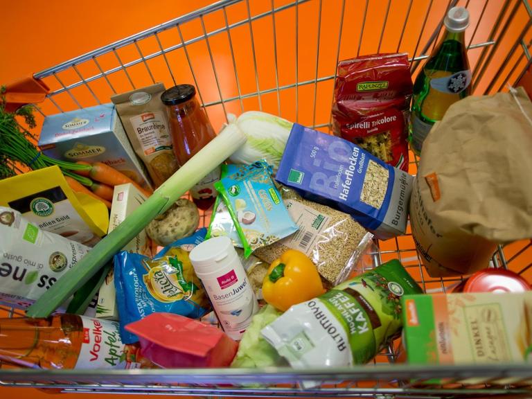 Ein Einkaufswagen mit Bioprodukten aus einem Supermarkt.