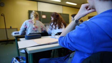 ARCHIV - Mehrere Schüler sitzen am 14.10.2014 im Gymnasium in Weingarten (Baden-Württemberg) im Deutschunterricht auf ihren Stühlen. (zu dpa: «Gymnasiale Oberstufe» vom 10.10.2017() Foto: Felix Kästle/dpa | Verwendung weltweit