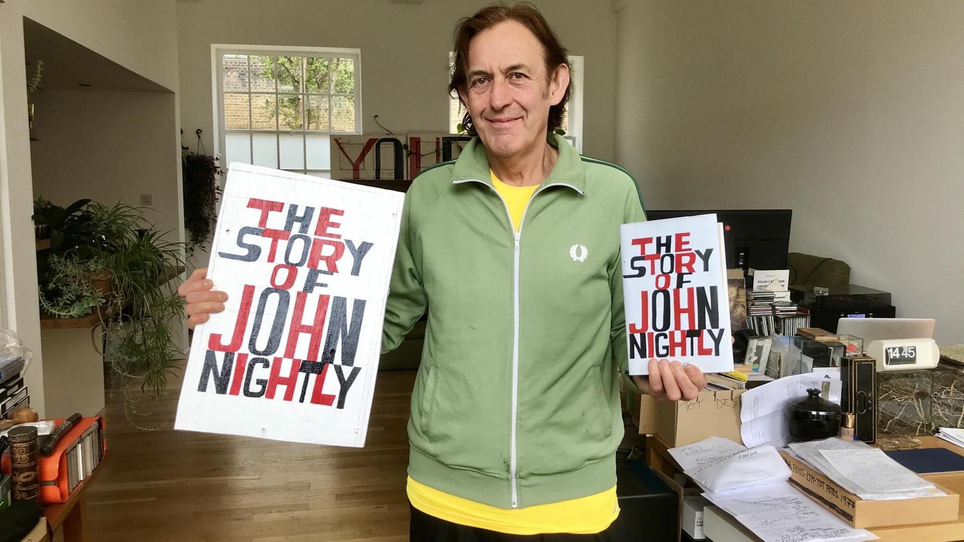 Musiker, Galerist und Autor Tot Taylor zeigt in seinem Büro das Cover seines Debüt-Romans „The Story of John Nightly“