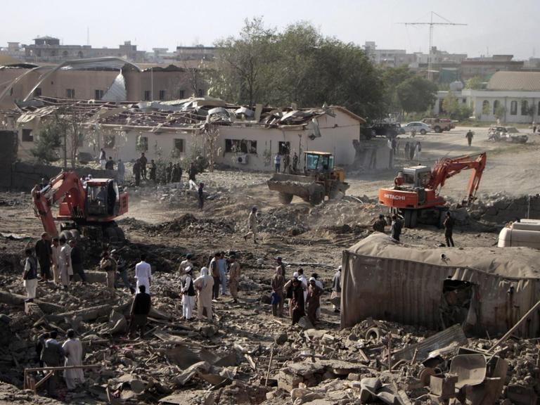 Das Wohnviertel von Kabul nach der Explosion eines Lkw, der mit Sprengstoff beladen war.