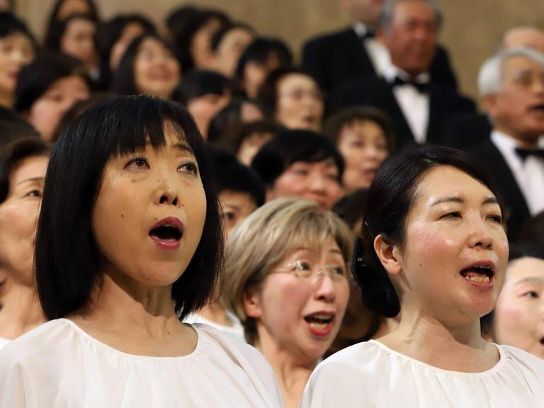 Sängerinnen bei der Aufführung von Beethovens 9. Symphonie in Toyonta.