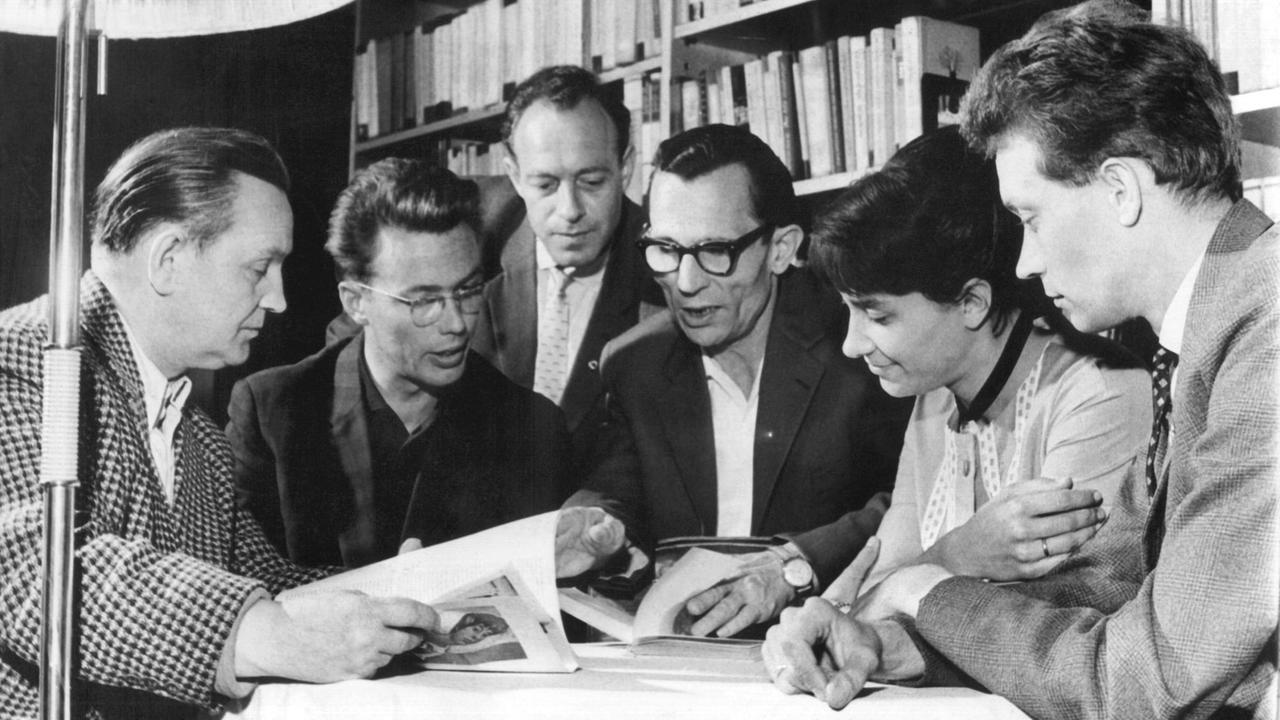 Erfahrungsaustausch zwischen schreibenden Arbeitern und Schriftstellern: (Mitte l-r) Helmut Jobst, Brigitte Reimann und Siegfried Pietschmann beraten die schreibenden Arbeiter aus Aue, dem Kombinat "Schwarze Pumpe" und Rönneberg, aufgenommen am 27. April 1961 im erzgebirgischen Aue.