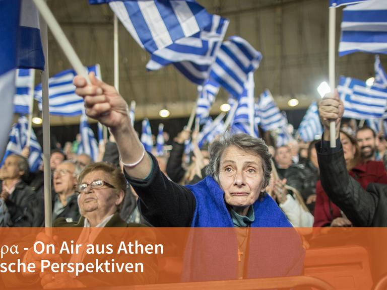 Menschen schwenken während einer Parteiveranstaltung mit griechischen Fahnen.