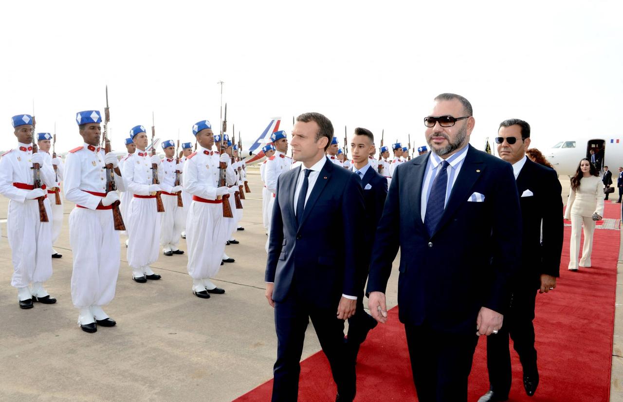 Der französische Präsident Emmanuel Macron wird von König Mohammed VI in Marokko zu einem Staatsbesuch empfangen.