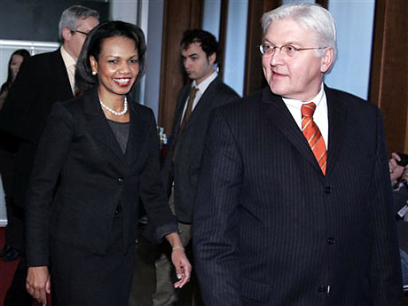 Bundesaußenminister Frank-Walter Steinmeier und seine Amtskollegin aus den USA, Condoleezza Rice treffen im Auswärtigen Amt in Berlin ein.