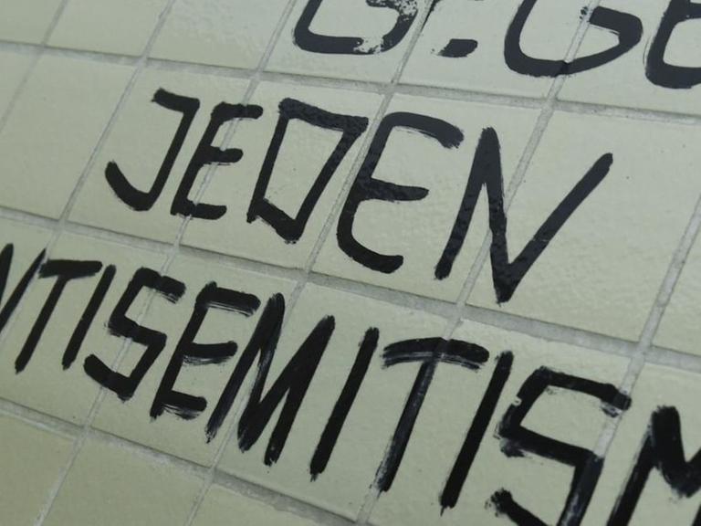 Der Spruch "Gegen jeden Antisemitismus!" prangt an einer Toilettenwand der Philipps-Universität in Marburg.