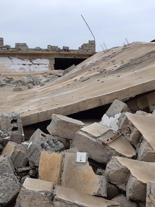 Trümmer liegen unweit der irakischen Stadt Mossul