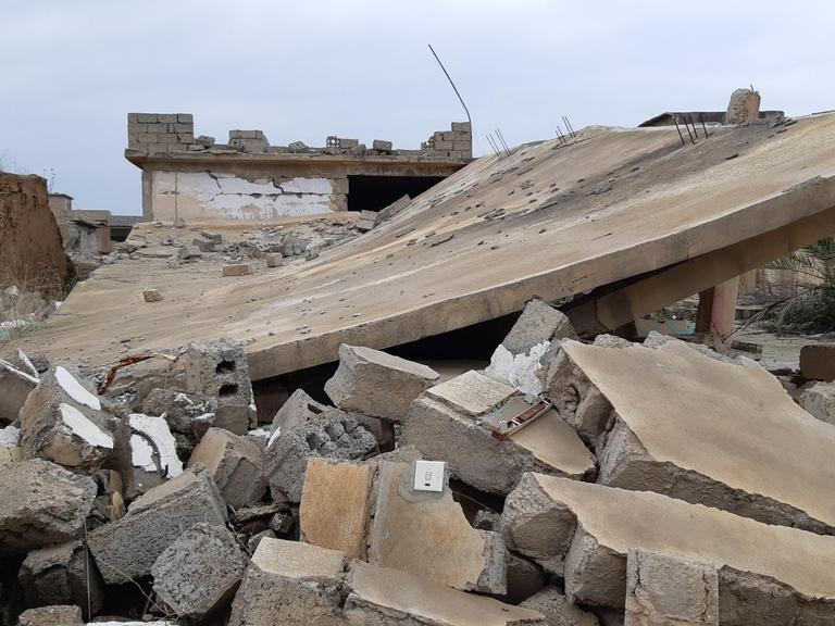 Trümmer liegen unweit der irakischen Stadt Mossul