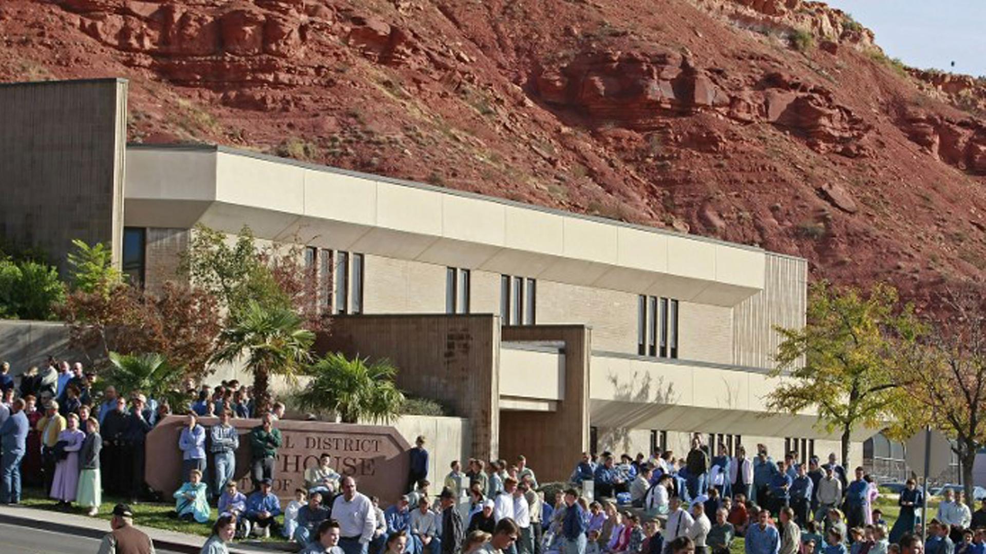 Unterstützer der Fundamentalistischen Kirche Jesu Christi der Heiligen der Letzten Tage haben sich in St. George, Utah, versammelt, um gegen Landverkäufe durch den Bundesstaat zu protestieren.