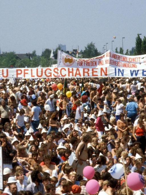 Schwerter zu Pflugscharen - Demonstration gegen die nukleare Nachrüstung in Bonn, 1982.