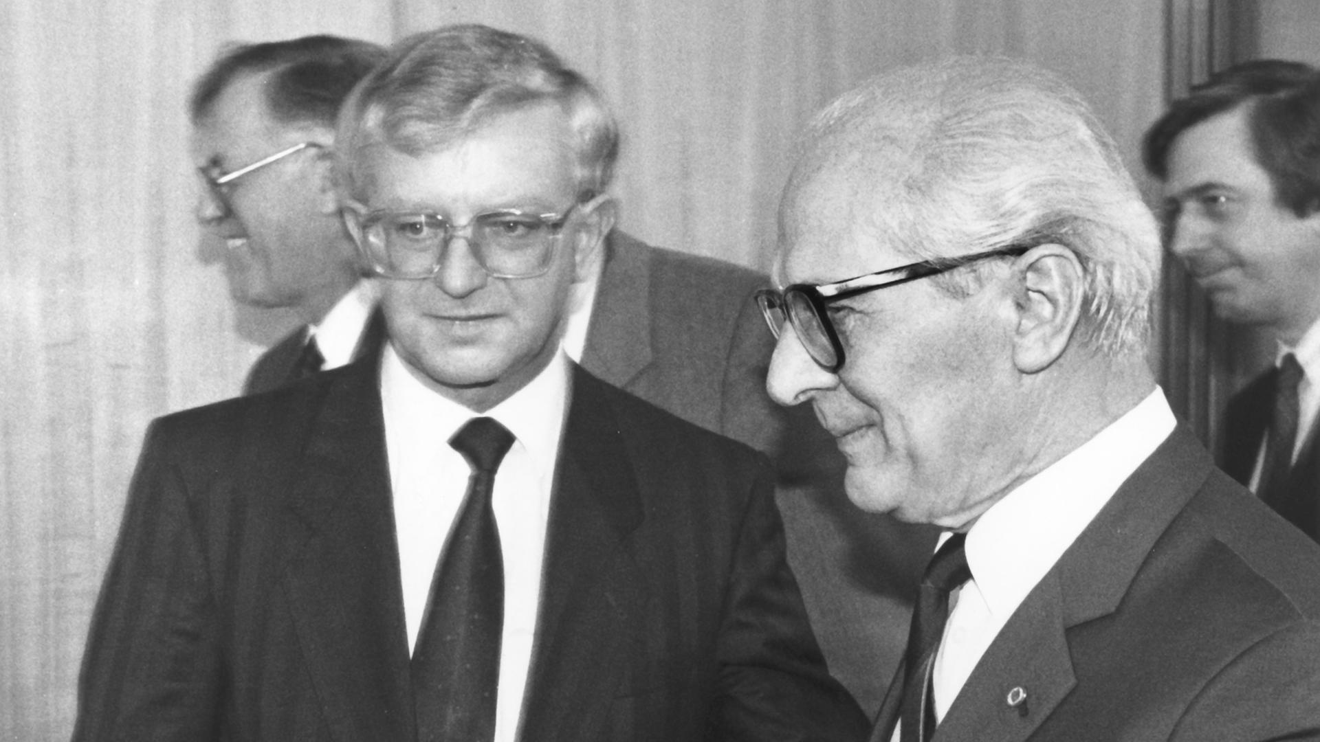 Der Bonner Kanzleramtschef Rudolf Seiters (l) wird am 04.07.1989 im DDR-Staatsratsgebäude in Ostberlin von DDR-Staats- und Parteichef Erich Honecker (r) zu einem politischen Meinungsaustausch empfangen.