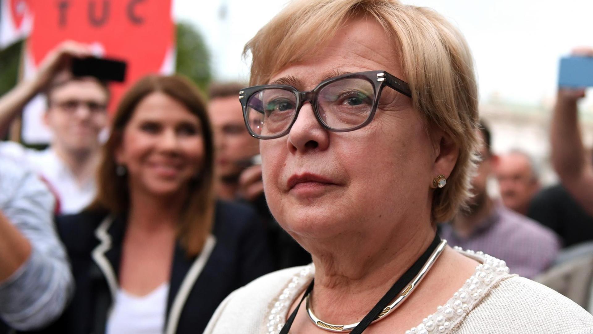 Die Präsidentin des Obersten Gerichtshofs von Polen, Gersdorf, beteiligt sich an Protesten gegen die Zwangspensionierung von Richtern